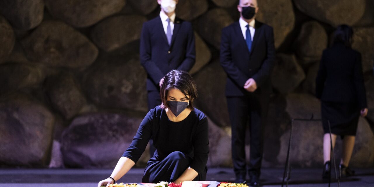 Am Denkmal für die ermordeten Kinder kämpft sie mit den Tränen