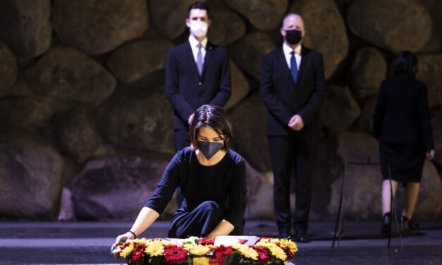 Am Denkmal für die ermordeten Kinder kämpft sie mit den Tränen