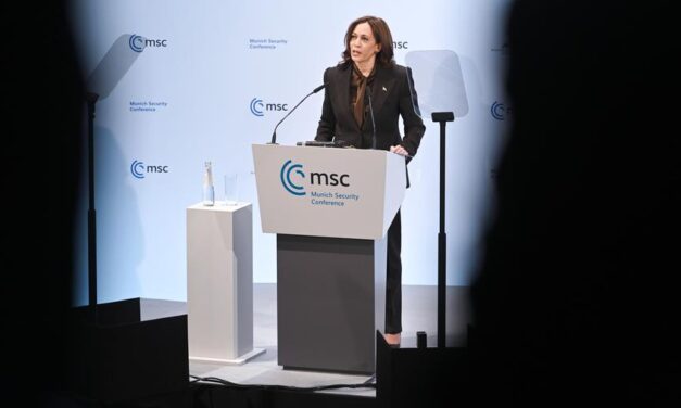 على هامش ميونخ للأمن: تحذير أمريكي لموسكو من أى تحركات فى أوكرانيا