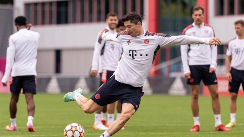 ليفاندوفسكي ينتقل إلي برشلونة