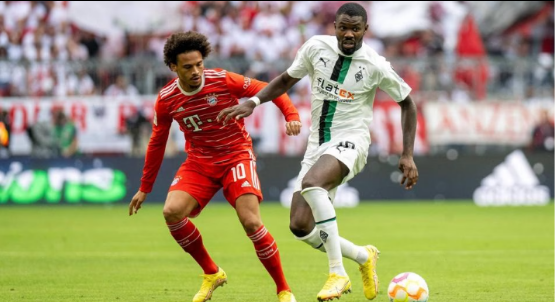 Sommer-Abend in München – Gladbach feiert seinen Keeper