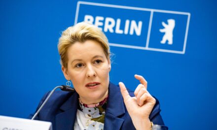 Giffey überreicht Sabine Werth und Ekkehard Streletzki Bundesverdienstkreuze