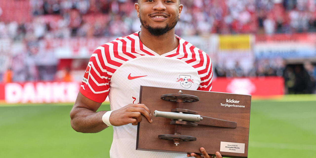 لايبزيج يواصل عروضه القوية ويتغلب علي شالكه بأربعة أهداف