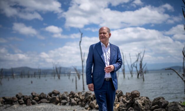    المستشار الألمانى يلقي كلمة أمام البرلمان الأوروبي