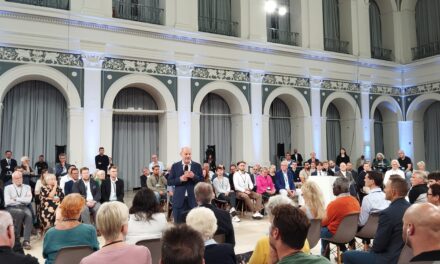 المستشار الألماني يدافع عن سياسات حكومته في الحرب الأوكرانية والهجرة