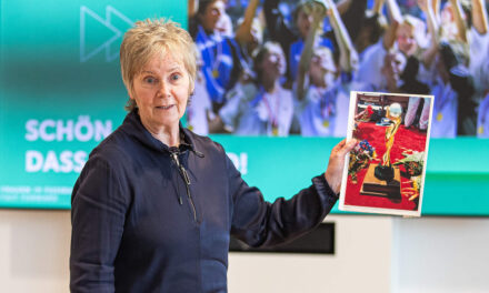 Tina Theune erhält den Ehrenpreis “Lebenswerk“ des DFB