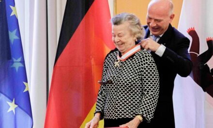 Wegner händigt Jutta Kämper Verdienstorden des Landes Berlin aus