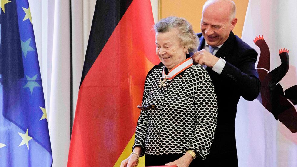 Wegner händigt Jutta Kämper Verdienstorden des Landes Berlin aus