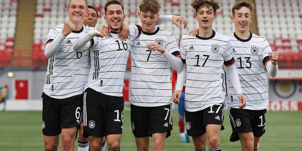 Die deutsche U 17-Nationalmannschaft mit Spielern des Jahrgangs 2006 in Richtung Indonesien ab
