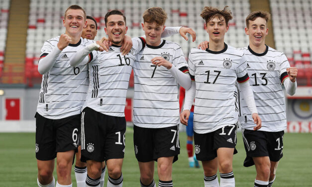 Die deutsche U 17-Nationalmannschaft mit Spielern des Jahrgangs 2006 in Richtung Indonesien ab