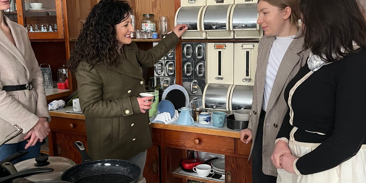 Senatorin Kiziltepe und Integrationsbeauftragte Niewiedzial besuchen ukrainische Frauen im ehemaligen Kloster St. Gabriel