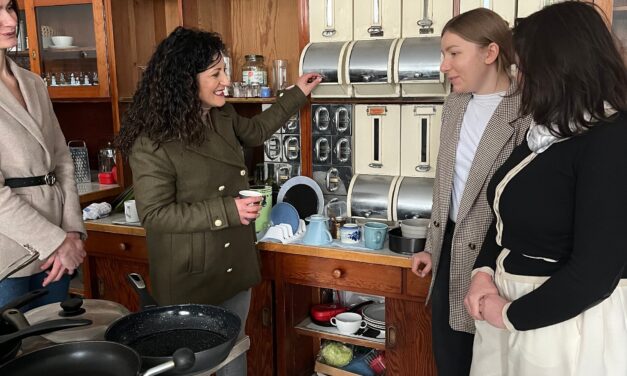 Senatorin Kiziltepe und Integrationsbeauftragte Niewiedzial besuchen ukrainische Frauen im ehemaligen Kloster St. Gabriel
