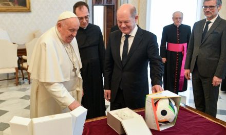 أولاف شولتس يختلف مع بابا الفاتيكان في شأن استسلام أوكرانيا