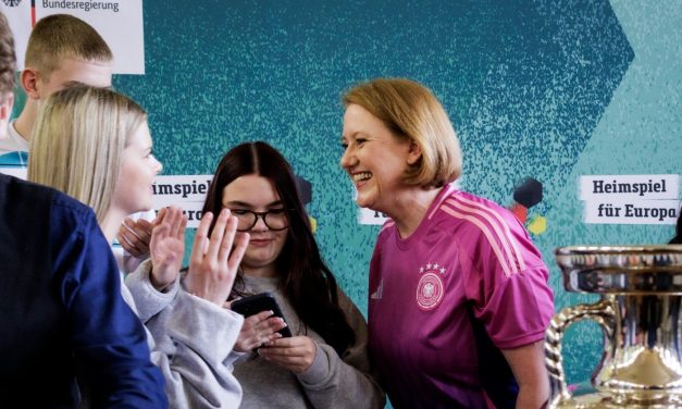Bundesministerin Paus diskutiert mit Schüler über EM 2024