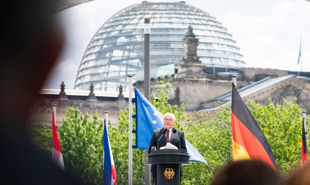 Regierender Bürgermeister nimmt an Staatstakt und Berliner Demokratiefest teil