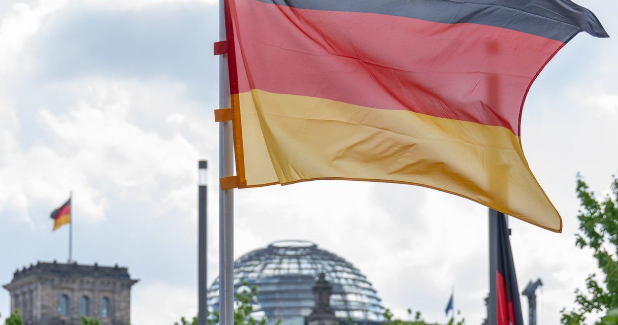 Nancy Faeser und Roman Poseck übergeben Fahrzeuge für den Katastrophenschutz