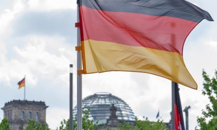 Nancy Faeser und Roman Poseck übergeben Fahrzeuge für den Katastrophenschutz