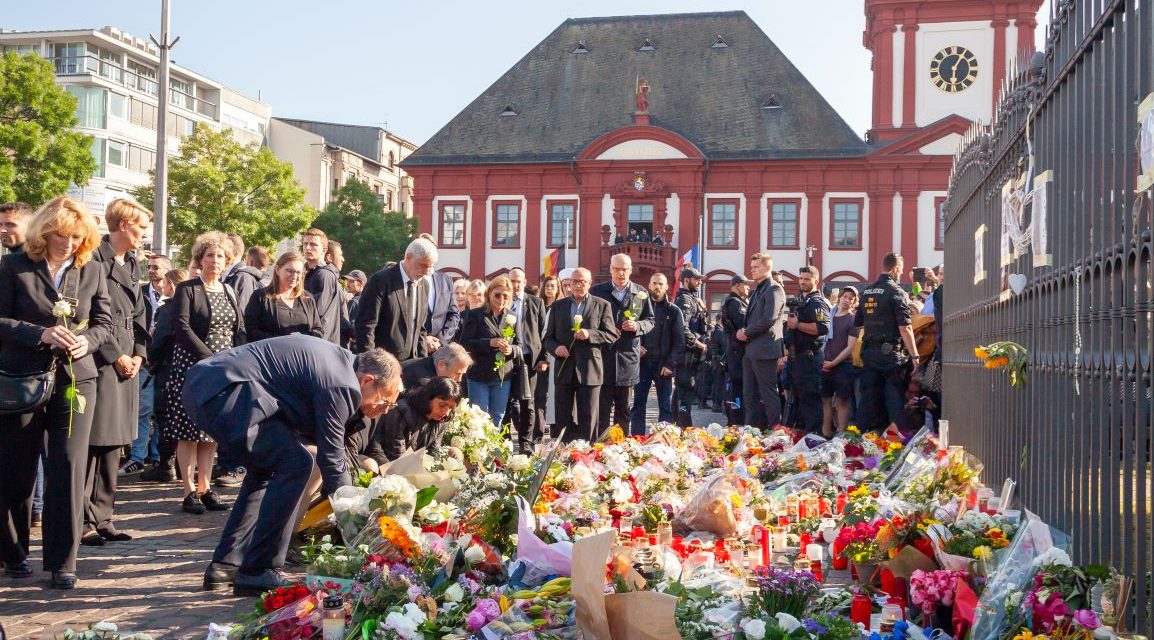 “البديل” يطلب ترحيل المجرمين بدلا من منع السكاكين”