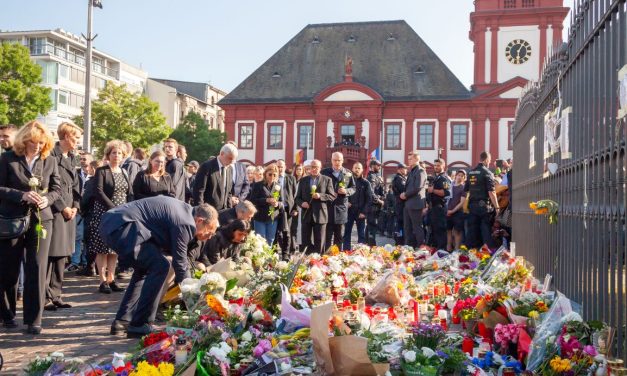 “البديل” يطلب ترحيل المجرمين بدلا من منع السكاكين”