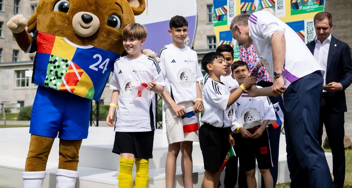 Fußball wird jünger – Mehr Mädchen, mehr Schiris