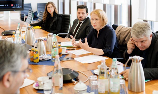 Paus und  Özdemir eröffnen größtes nationales Forum für die Entwicklung ländlicher Räume    