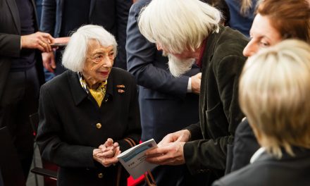 Roth zum Internationalen Holocaust-Gedenktag: „Erinnern stärken, schützen und zukunftsfähig aufstellen.