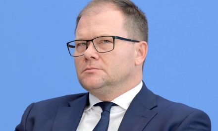Bundesumweltminister Carsten Schneider besucht Stromspar