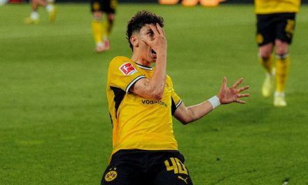Frankfurt wankt, Dortmund siegt klar und ehrt eine Legende