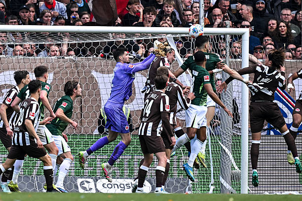 St. Pauli steigt ab, Wolfsburg greift nach der letzten Chance